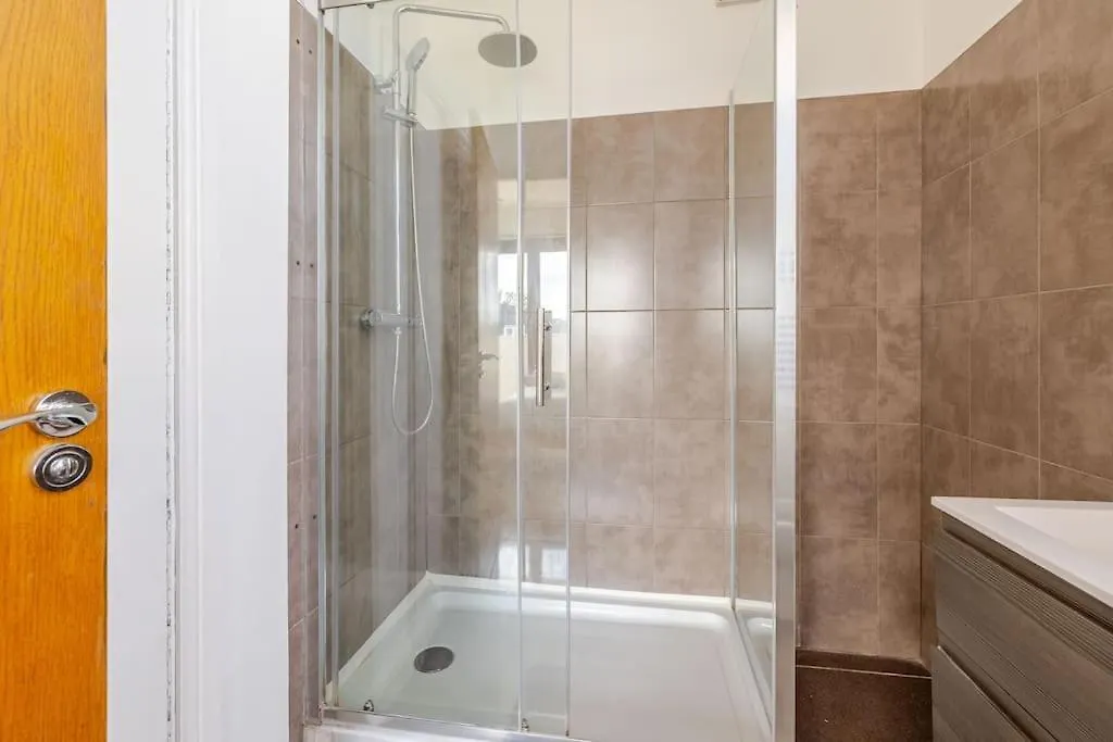 Luxury Apartment Near Canning Town- Free Parking Londra