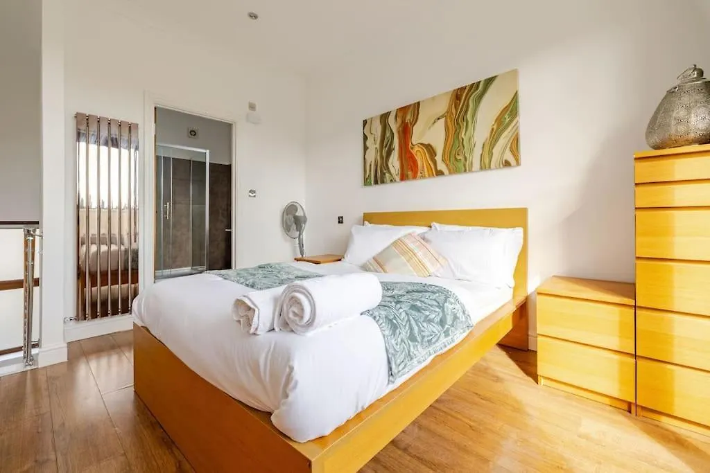 Luxury Apartment Near Canning Town- Free Parking Londra