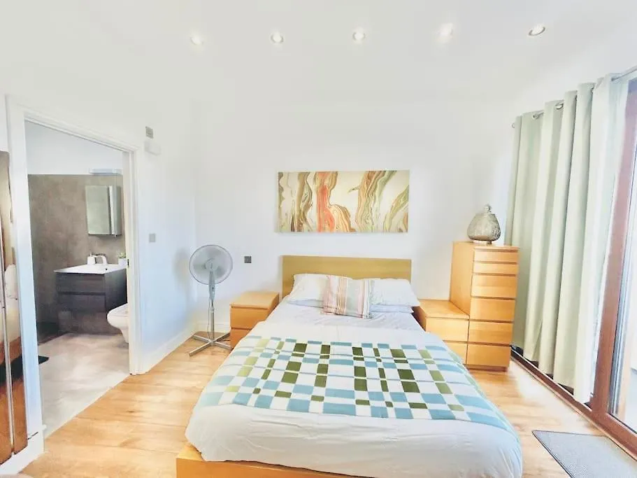 Luxury Apartment Near Canning Town- Free Parking Londra