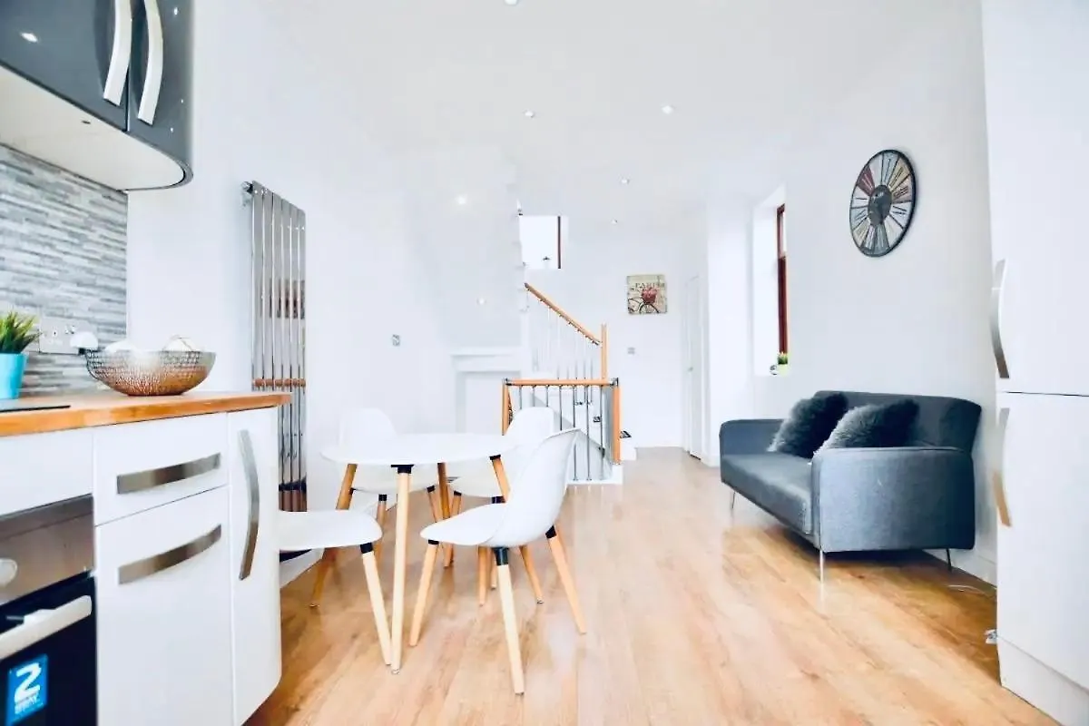 Luxury Apartment Near Canning Town- Free Parking London