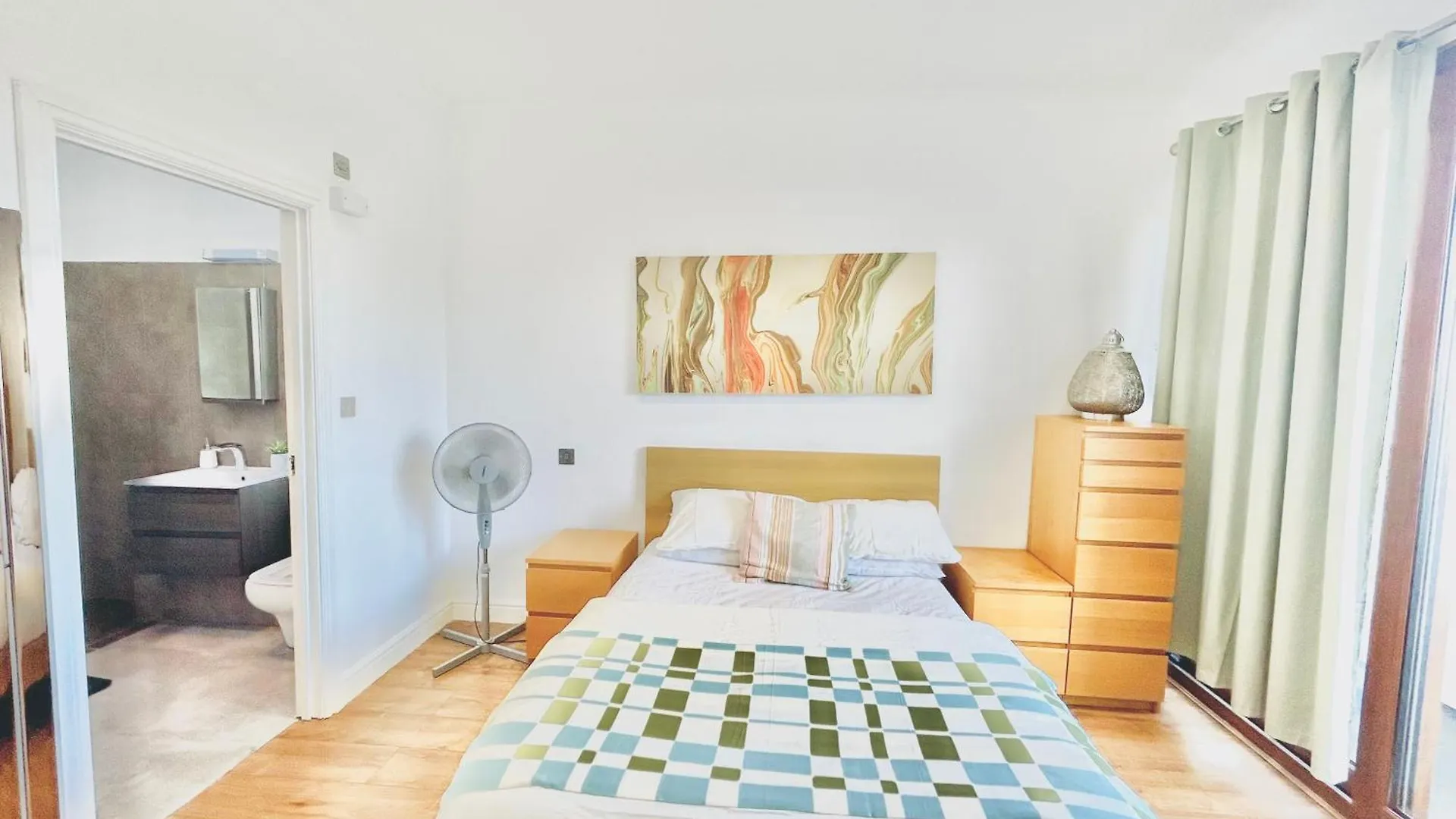 Luxury Apartment Near Canning Town- Free Parking London