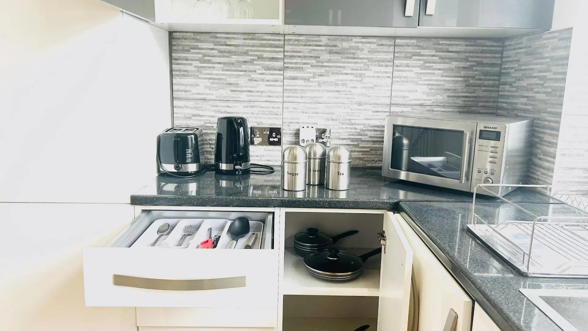 Luxury Apartment Near Canning Town- Free Parking London