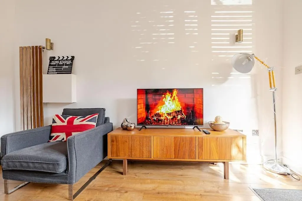 Luxury Apartment Near Canning Town- Free Parking London