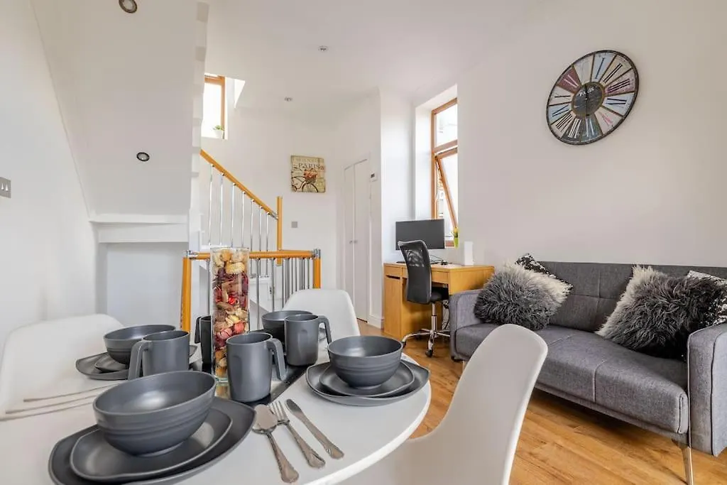 Luxury Apartment Near Canning Town- Free Parking London