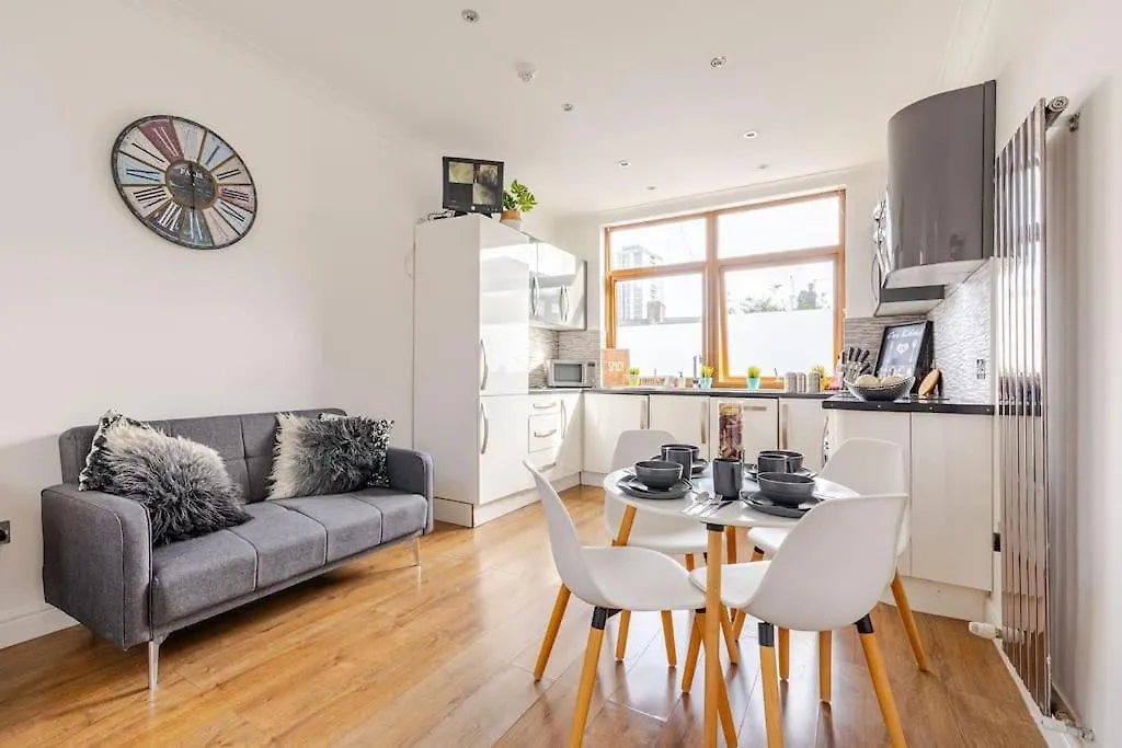 Luxury Apartment Near Canning Town- Free Parking London