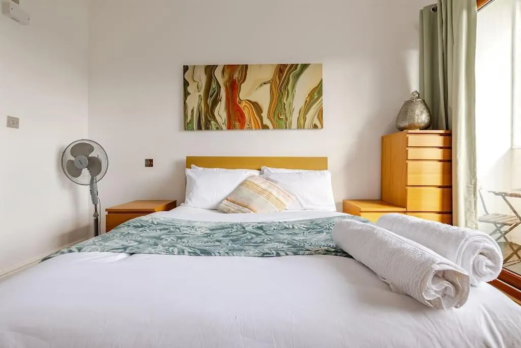 Luxury Apartment Near Canning Town- Free Parking London
