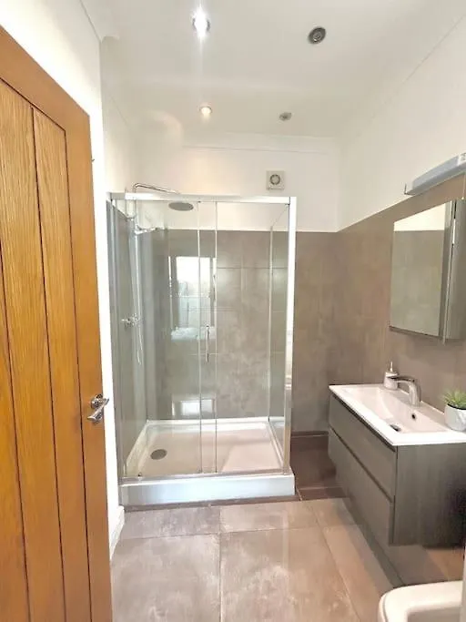 Luxury Apartment Near Canning Town- Free Parking London 0*,