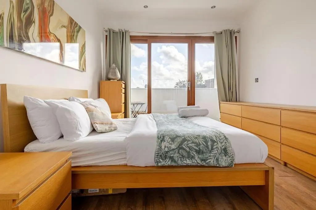 Luxury Apartment Near Canning Town- Free Parking London 0*,